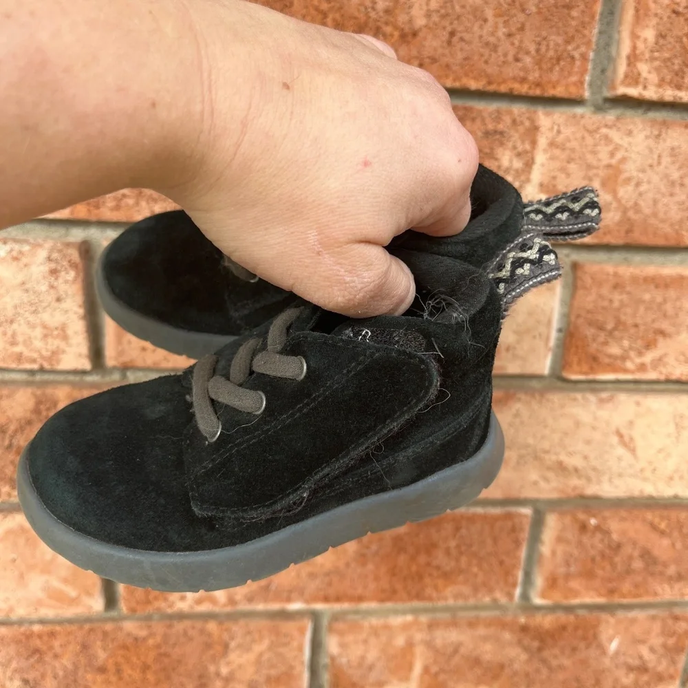 Ugg Toddler Girl Velcro Tennis shoes - Picture 2 of 6